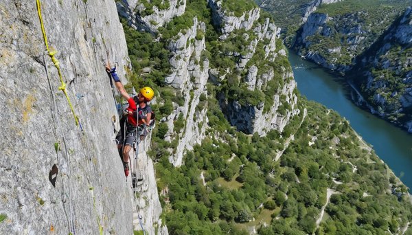 Où pratiquer la via ferrata en ardèche : les itinéraires à ne pas manquer
